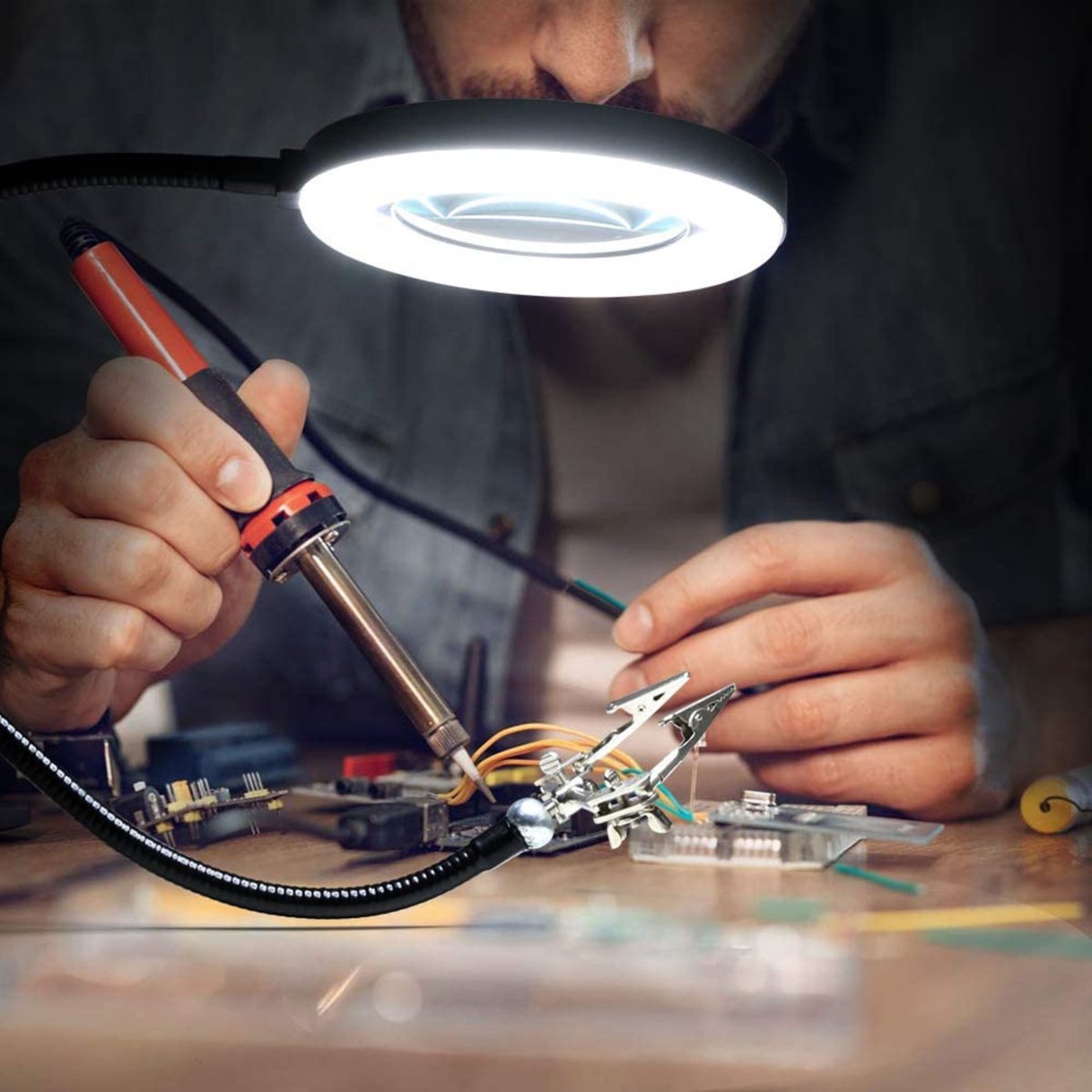 Loeplamp vergrootglas met LED verlichting en tafelklem - wit - Earkings